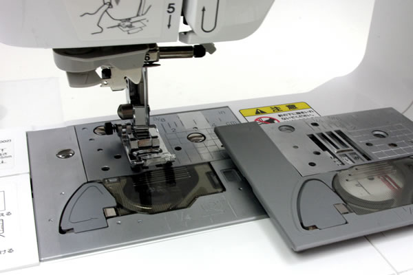 ブラザーミシンFE1000のオール金属製針板