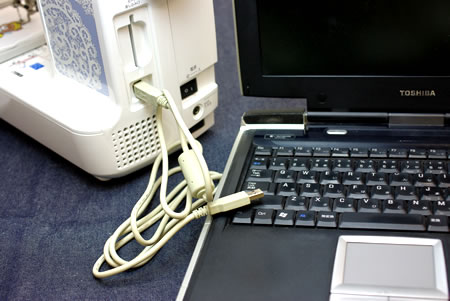 ブラザーミシンFM800の刺しゅうカードスロット