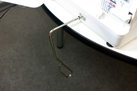 ニーリフター（ひざ上げレバー）