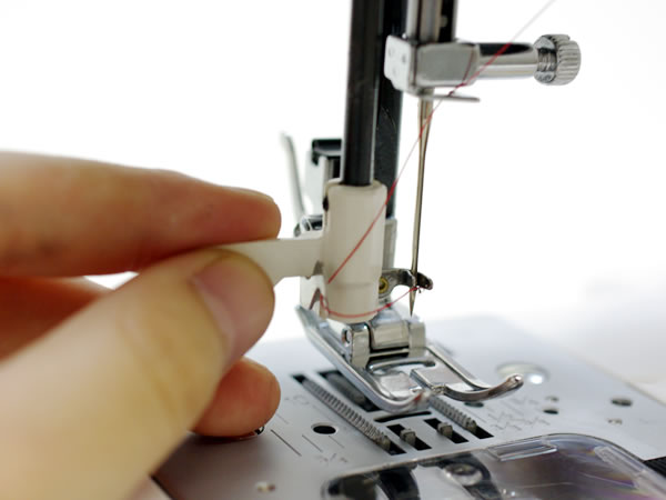 定番の自動針穴通し器