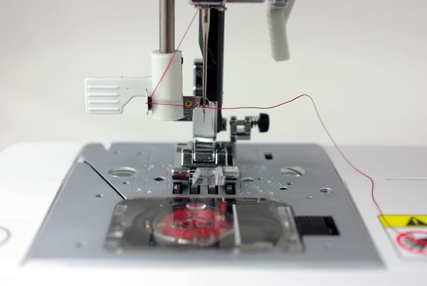 ハローキティミシン40周年アニバーサリーモデルの自動糸通し機能