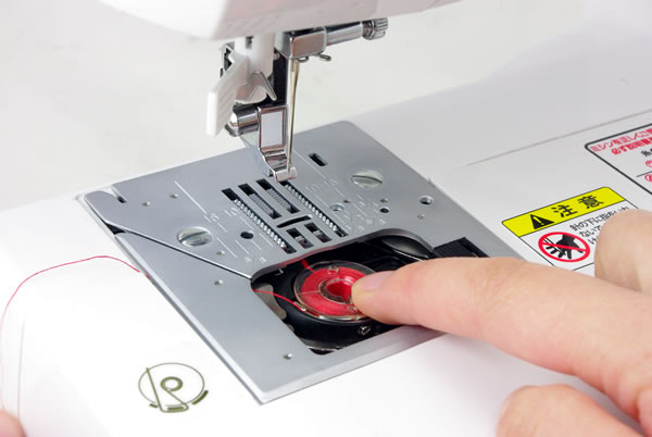 ハローキティミシン40周年アニバーサリーモデルのワンハンドボビン機能