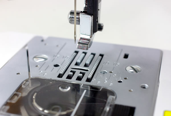 ハローキティミシン40周年アニバーサリーモデルの6枚送り歯と金属製針板