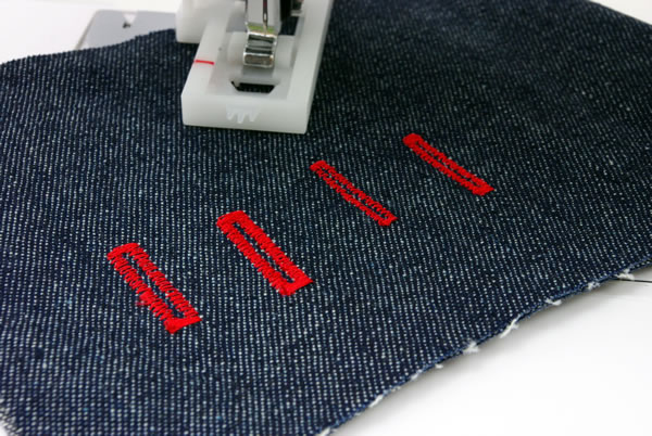 ハローキティミシン40周年アニバーサリーモデルの自動ボタンホール