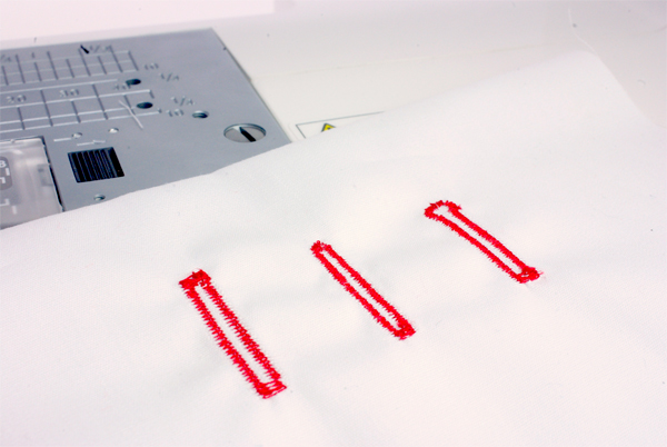 自動ボタンホール（ボタン穴かがり）