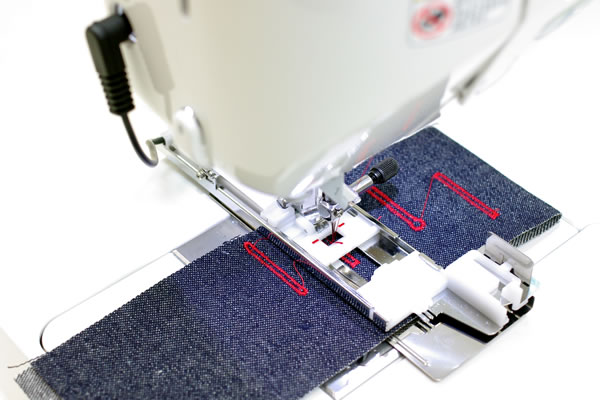 センサー方式の自動ボタンホール機能