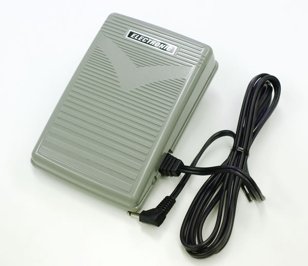 両手が自由に使えるフットコントローラー