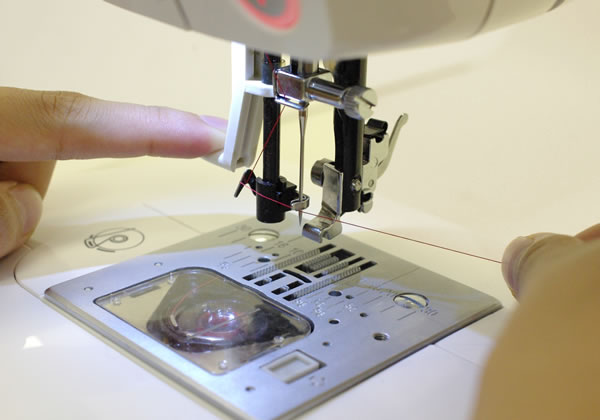 自動糸通し機能