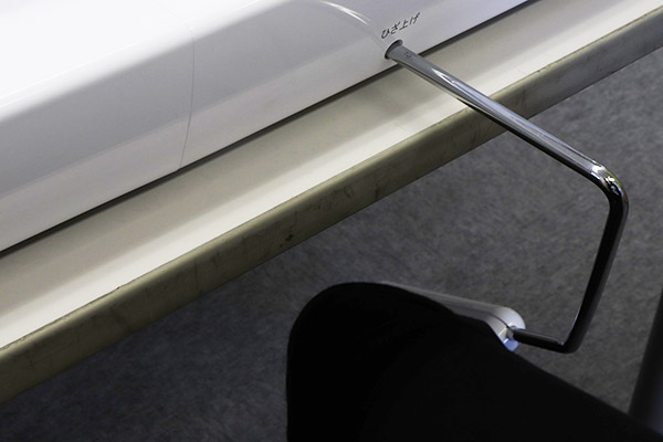 ひざ上げレバー