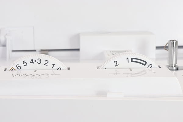 縫い目長さ調整ダイヤル＆ふり幅調整ダイヤル