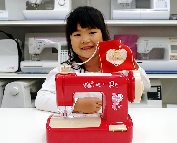 子供のためのミシンのおもちゃ！毛糸ミシン「Hugハグ」