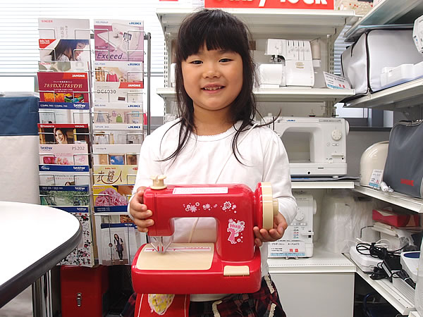 子供のためのミシンのおもちゃ!毛糸ミシン「Hugハグ」