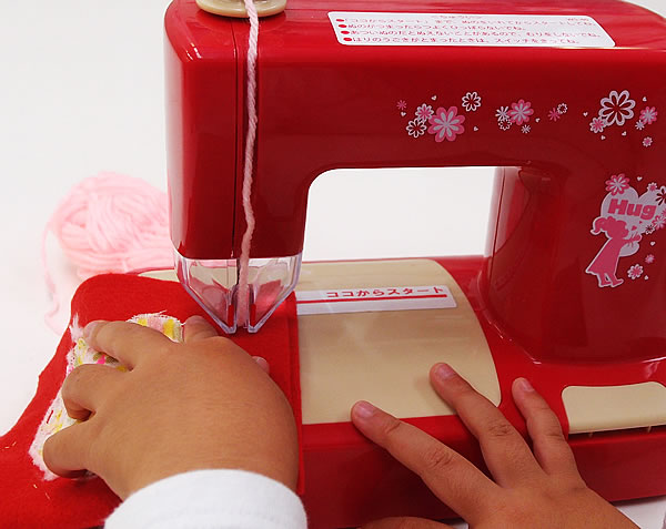 子供のためのミシンのおもちゃ!毛糸ミシン「Hugハグ」