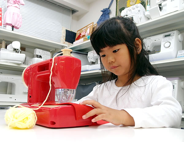 子供のためのミシンのおもちゃ!毛糸ミシン「Hugハグ」