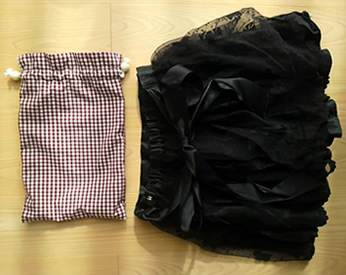 チェックがらの巾着とレースのスカート