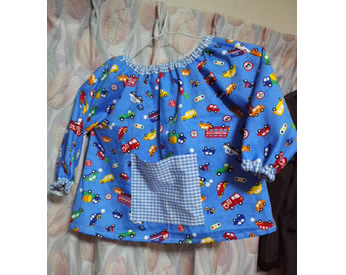 乗り物のプリント生地で作った外ポケット付きスモック