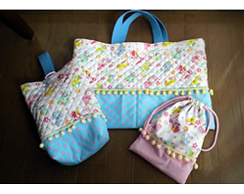 ポンポンブレードをつけた上履き入れとバッグとポーチ