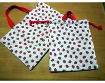 娘の大好きなイチゴ柄で作った入園グッズ