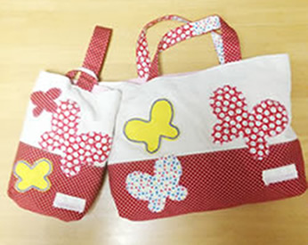 チョウチョのアップリケをつけた手提げカバン