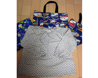 入園用のカバンとスモック