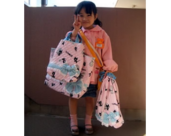 ネコがプリントされた生地で作った入園グッズ