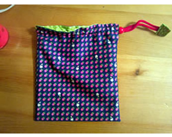 水玉模様の生地で作った巾着袋