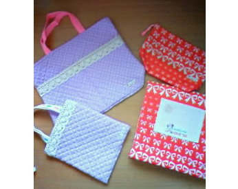 パステルカラーの生地とレースを使った入園グッズ