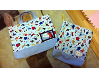 お揃いの生地で作った手提げ鞄と、巾着袋