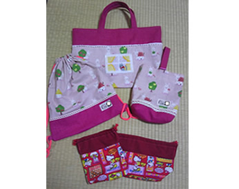 キティちゃんの生地で作ったお弁当袋と巾着袋