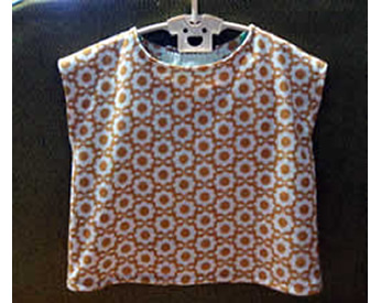 ポップな花柄生地で作った幼稚園スモッグ