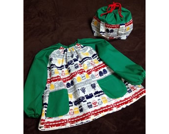 電車柄の生地で作ったスモックとお弁当袋