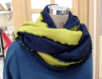 ウェーブを使用した暖かいマフラー