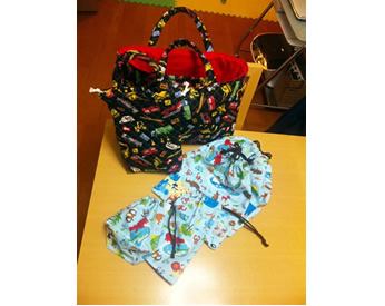 アニマル柄と乗り物柄の生地で作った入園グッズ