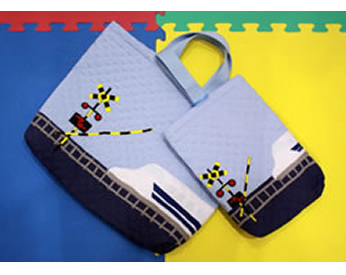 新幹線のシューズケースと手提げバッグ