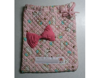 ピンクリボンが可愛いキキララ生地のポーチ