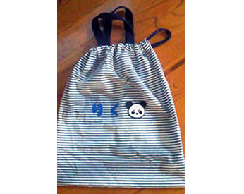 パンダがワンポイントのお着替え袋