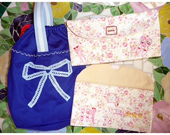 刺繍がチャームポイントの上履き入れとポーチ