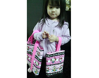 キティちゃんの生地を使った手提げカバンと靴入れ