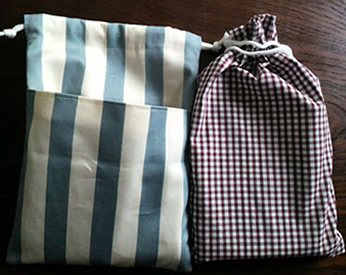 ストライプ柄とチェック柄の生地で作ったポーチ