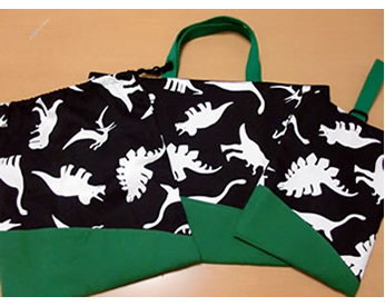 恐竜のプリント生地を使った通園グッズ