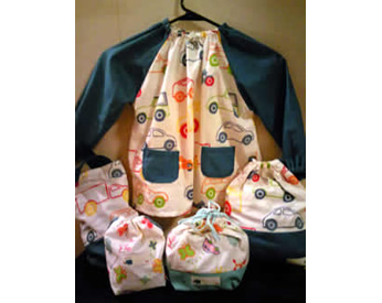 車の生地を使ったスモックとお弁当袋
