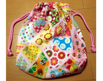 カラフルな生地で作った巾着袋