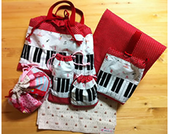 ピアノの鍵盤生地で作った入園グッズ