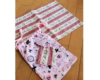 ピンク柄の生地の生地で作ったランチョンマットと巾着袋