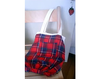 チェックの生地で作ったトラッドカジュアルバッグ