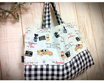 黒ギンガムとレトロプリントの生地で作った体操服バッグ