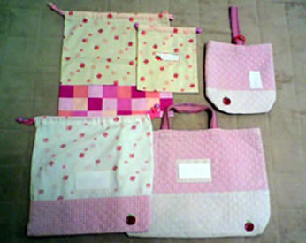 チェックや花柄の生地で作った入園グッズ