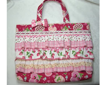 フリルとレースがいっぱい♪娘の大好きないちご柄バッグ