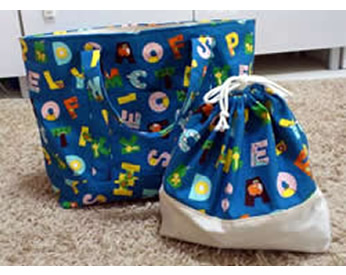 アルファベット生地で作ったお弁当袋と通園バッグ