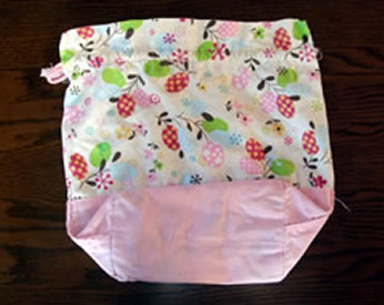 ピンクと花柄の生地で作ったお弁当袋